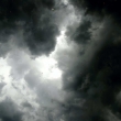 zaujala mne dramatick� obloha p�ed bou�kou a poletuj�c� lipov� plody, kter� jsem p�isv�til bleskem